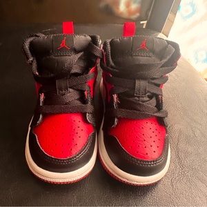 - Air Jordan Retro 1 Mid